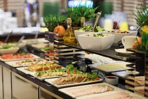 Desayuno buffet todos los días (con cargo)