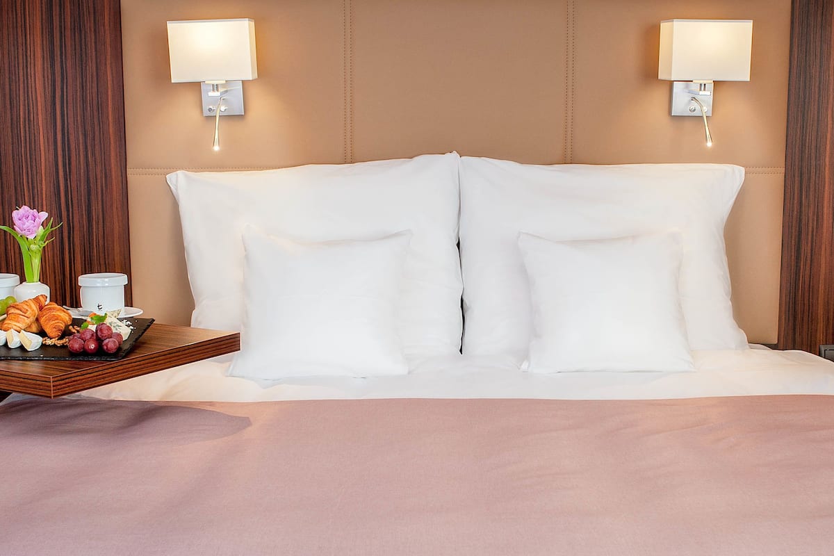 double room | 1 bedroom, in-room safe, desk, laptop workspace