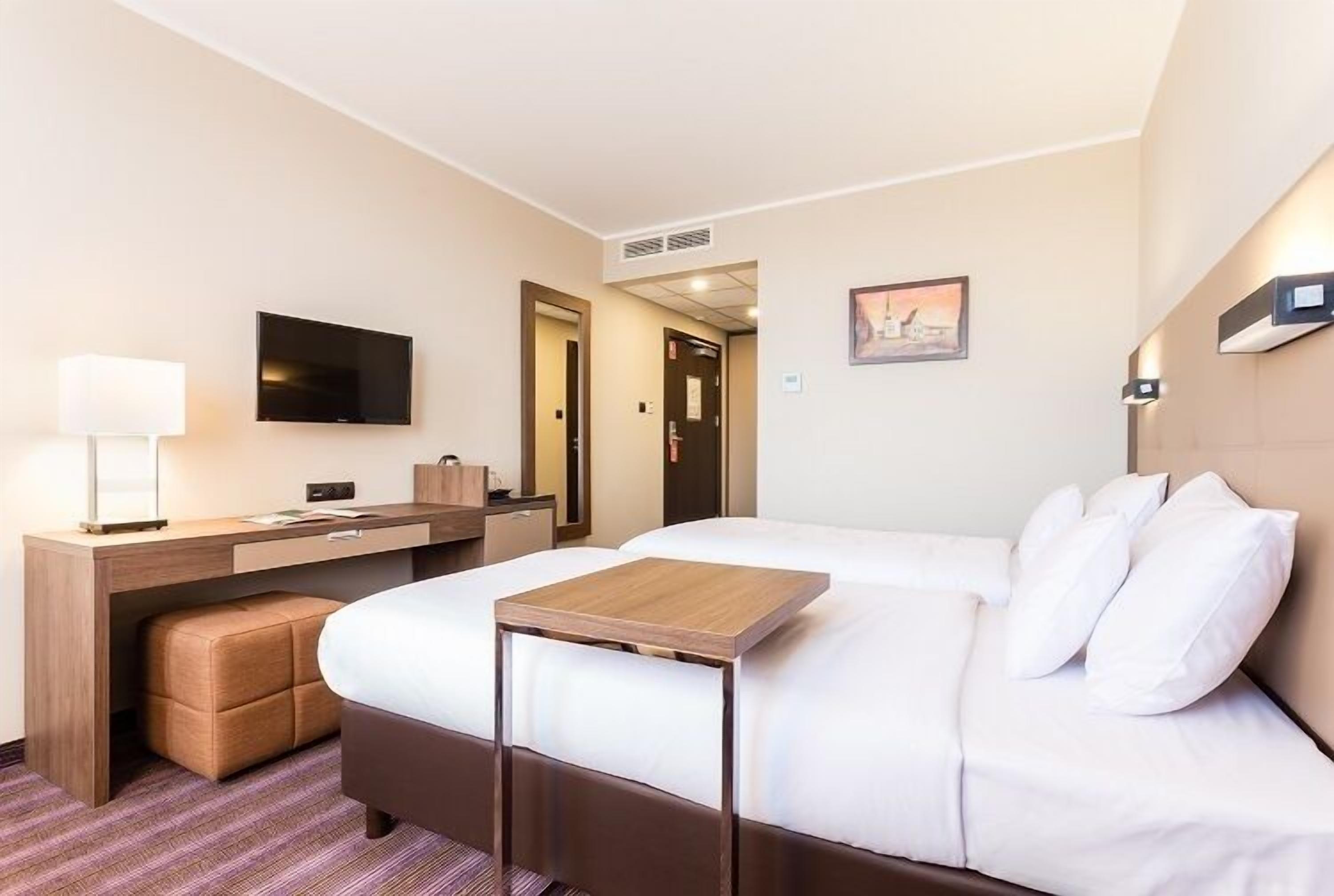 twin room | 1 bedroom, in-room safe, desk, laptop workspace