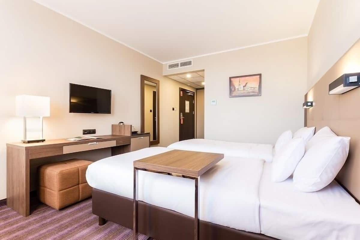 twin room | 1 bedroom, in-room safe, desk, laptop workspace