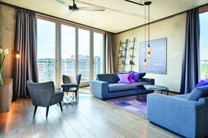 Grand View Penthouse | Wohnzimmer | Flachbildfernseher