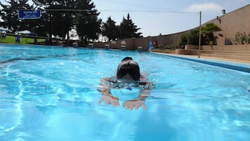 Una piscina al aire libre de temporada