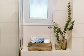 Chambre double | Salle de bain | Douche, articles de toilette (gratuits), serviettes fournies