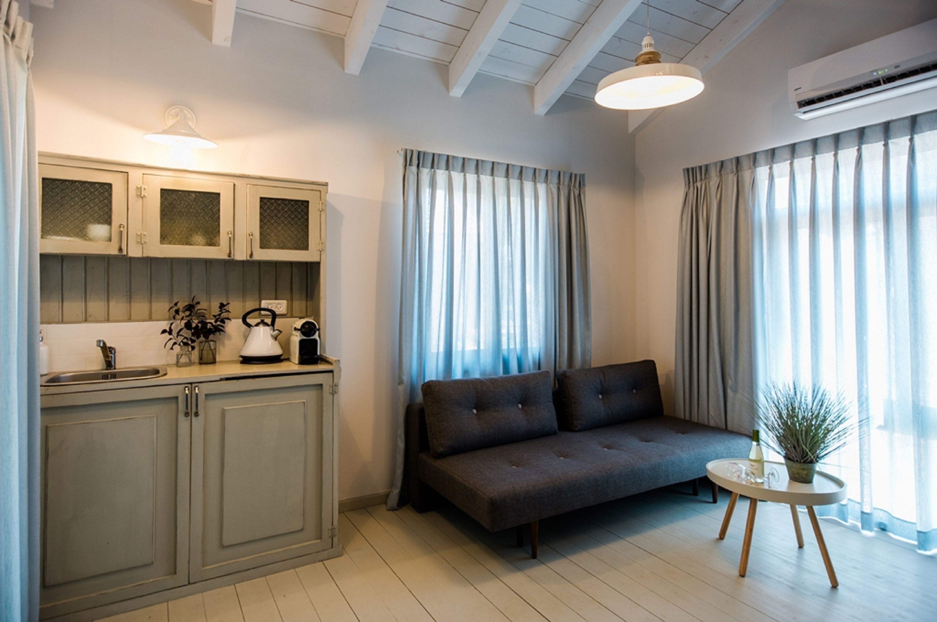 캐빈 (Bustan) | 거실 공간 | 평면 TV