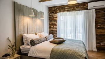 Double Room | Soundproofing, iron/ironing board, free cots/infant beds, rollaway beds