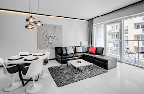 Apartemen (Barcelona) | Area keluarga | Televisi layar datar 50-inci dengan saluran TV kabel dan TV