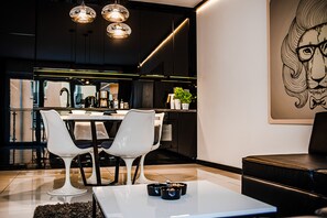 Apartment (Barcelona) | Private kitchenette | Full-size fridge, microwave, oven, stovetop - Apartamenty Homely Place City (Poznan)