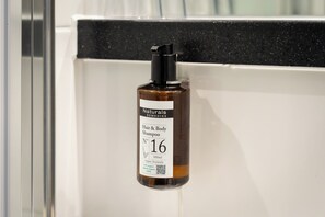 淋浴設備、免費盥洗用品、吹風機、毛巾