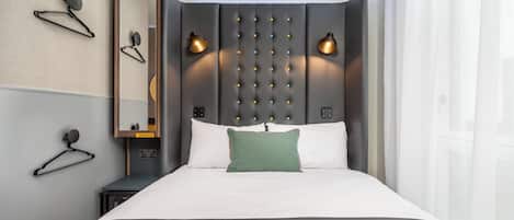 Standard dubbelrum (with window) | Värdeförvaringsskåp på rummet, skrivbord och arbetsyta för laptop