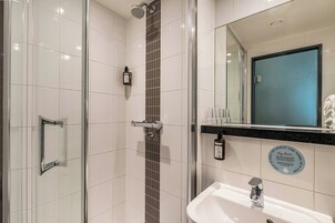 Shower, perlengkapan mandi gratis, pengering rambut, dan handuk