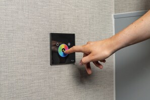 客房內保險箱、書桌、筆電工作空間、遮光布/窗簾