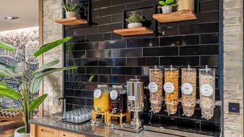 Tägliches kontinentales Frühstück (13 GBP pro Person)