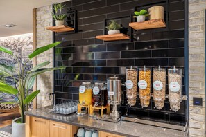 Se ofrece un desayuno continental (13 GBP por persona)