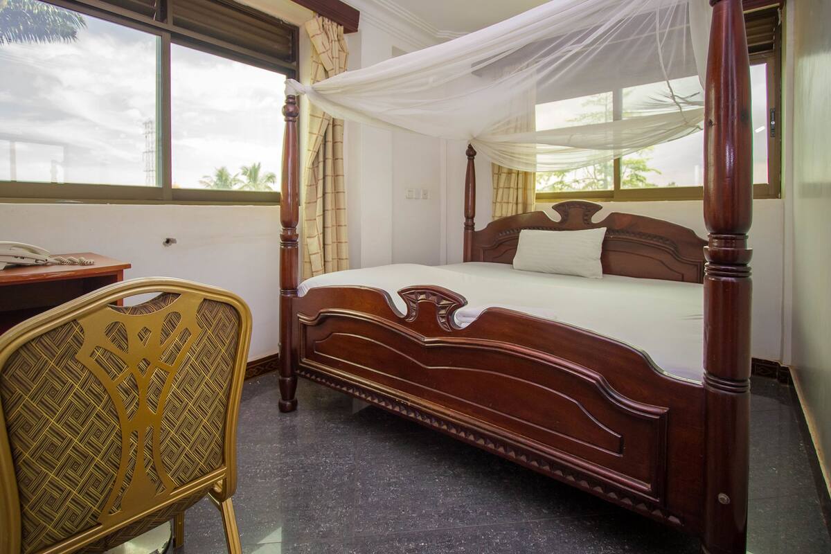 Standard Single Room | Desk, soundproofing, WiFi (free), bed sheets
