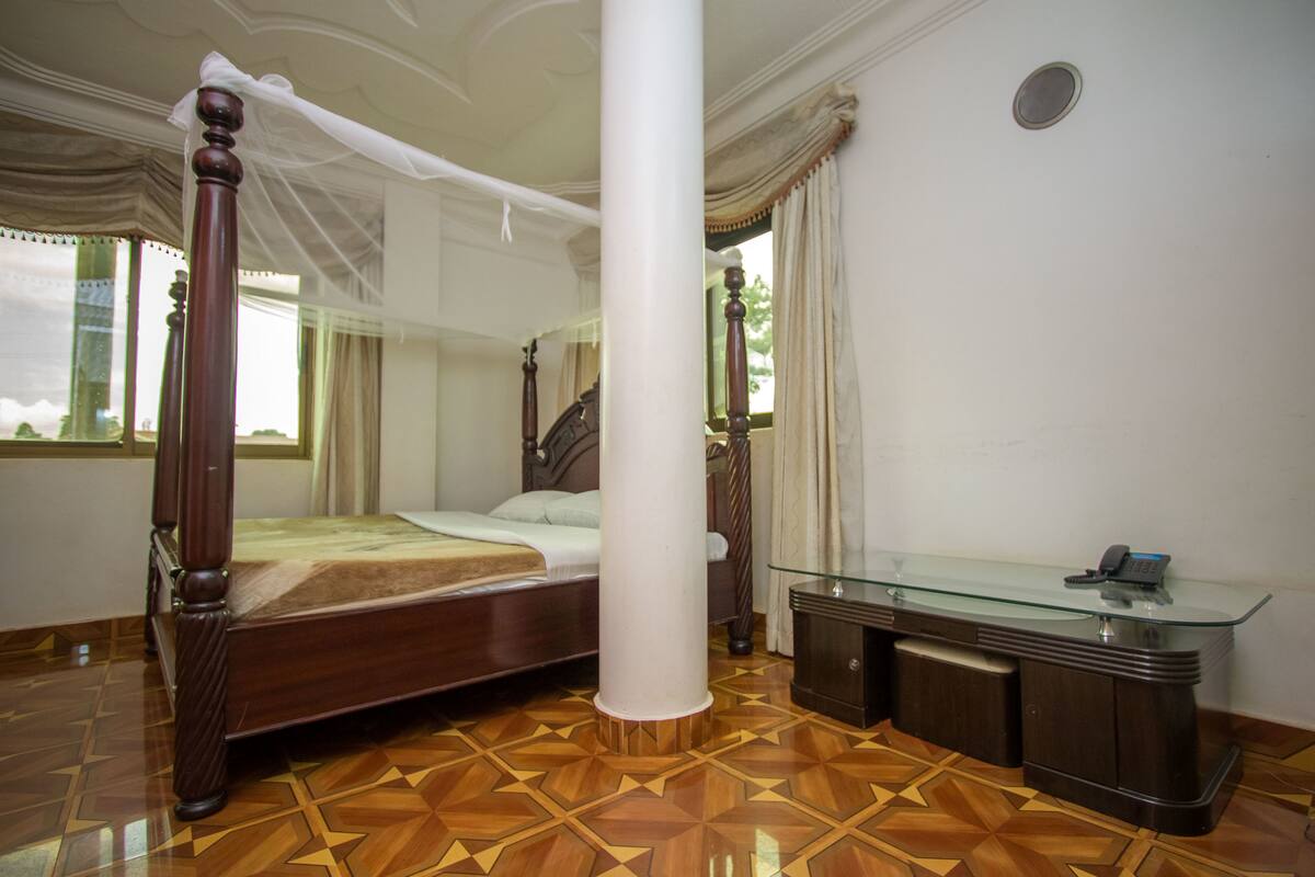 Standard Twin Room | Desk, soundproofing, WiFi (free), bed sheets