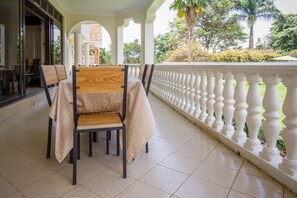 Outdoor dining - Tiptone Hotel (Kampala)