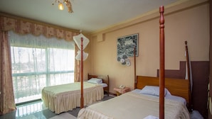 Chambre Standard avec lits jumeaux | Coffre-fort, bureau, système d’insonorisation, accès au Wi-Fi (inclus)
