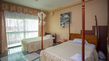 Standard Twin Room | In-room safe, desk, soundproofing, free WiFi