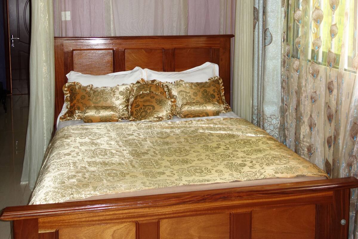 Suite | In-room safe, desk, free WiFi, bed sheets