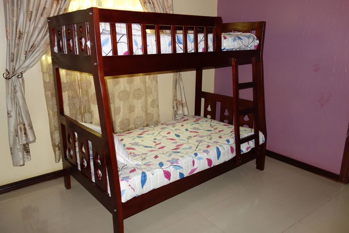 Family Room | In-room safe, desk, free WiFi, bed sheets