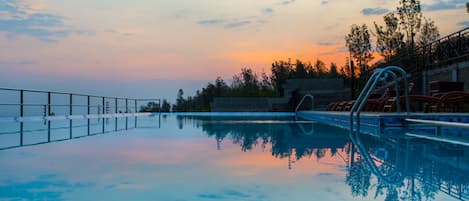 Infinity pool