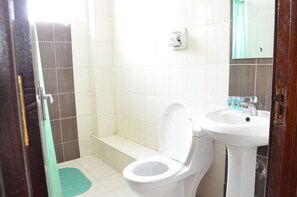 Deluxe Double Room | Bathroom | Free toiletries, towels - Royal City Hotel (Kisumu)