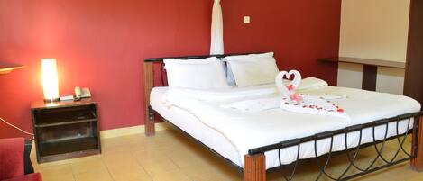 办公桌、免费 WiFi