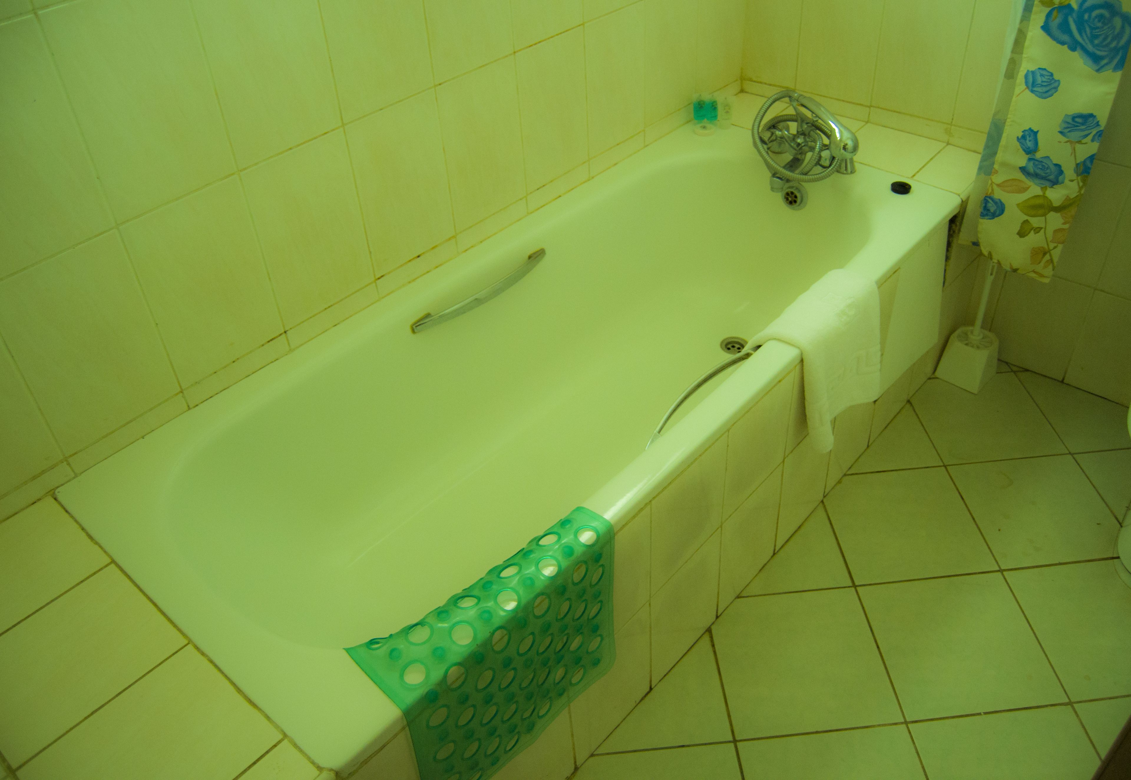 deep-soaking bathtub