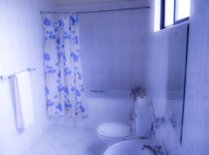 Ducha, artículos de tocador gratuitos, toallas