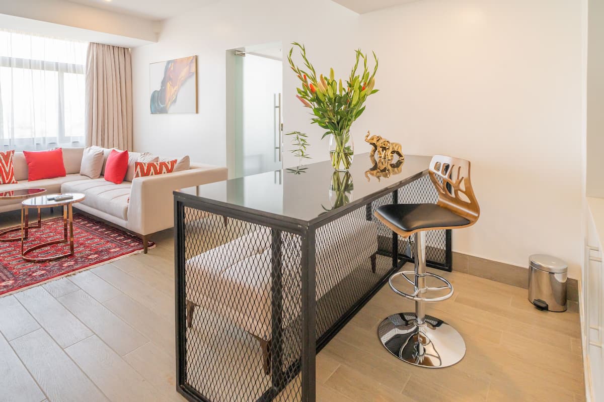 1 kamar tidur, minibar, dan brankas