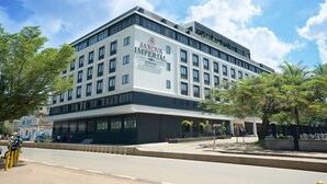 Un edificio de hotel moderno con un letrero llamativo que dice "Sarova Imperial".