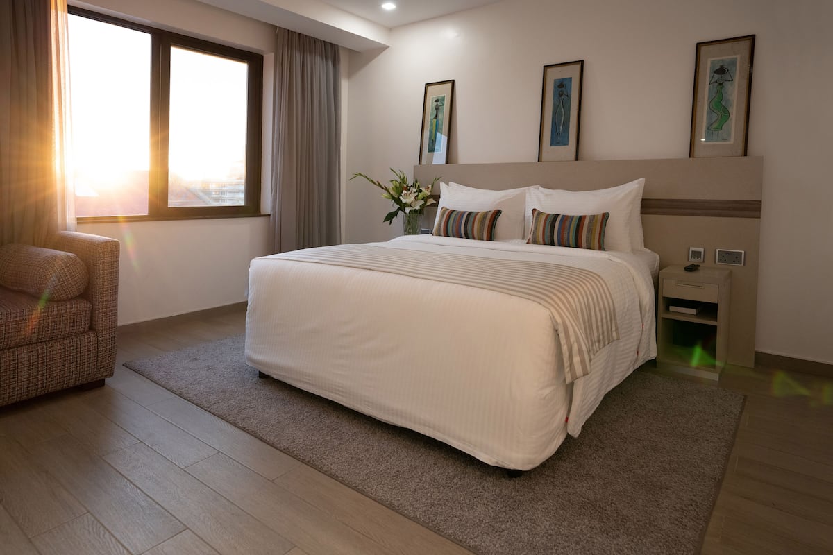 1 kamar tidur, minibar, dan brankas