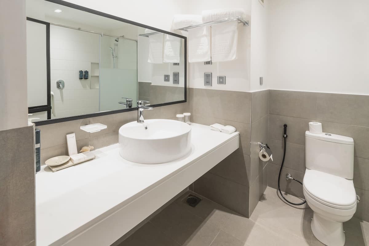 Perlengkapan mandi gratis, jubah mandi, sandal, dan kloset