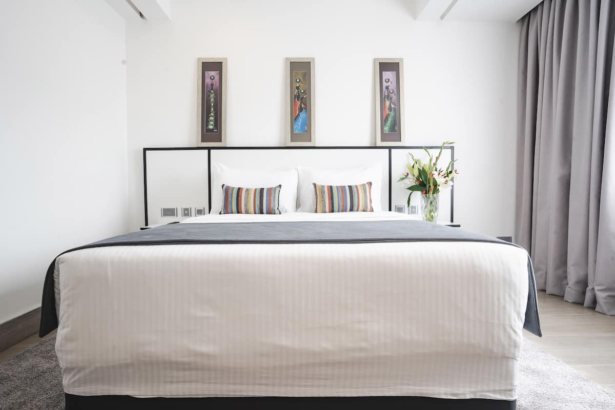 1 kamar tidur, minibar, dan brankas