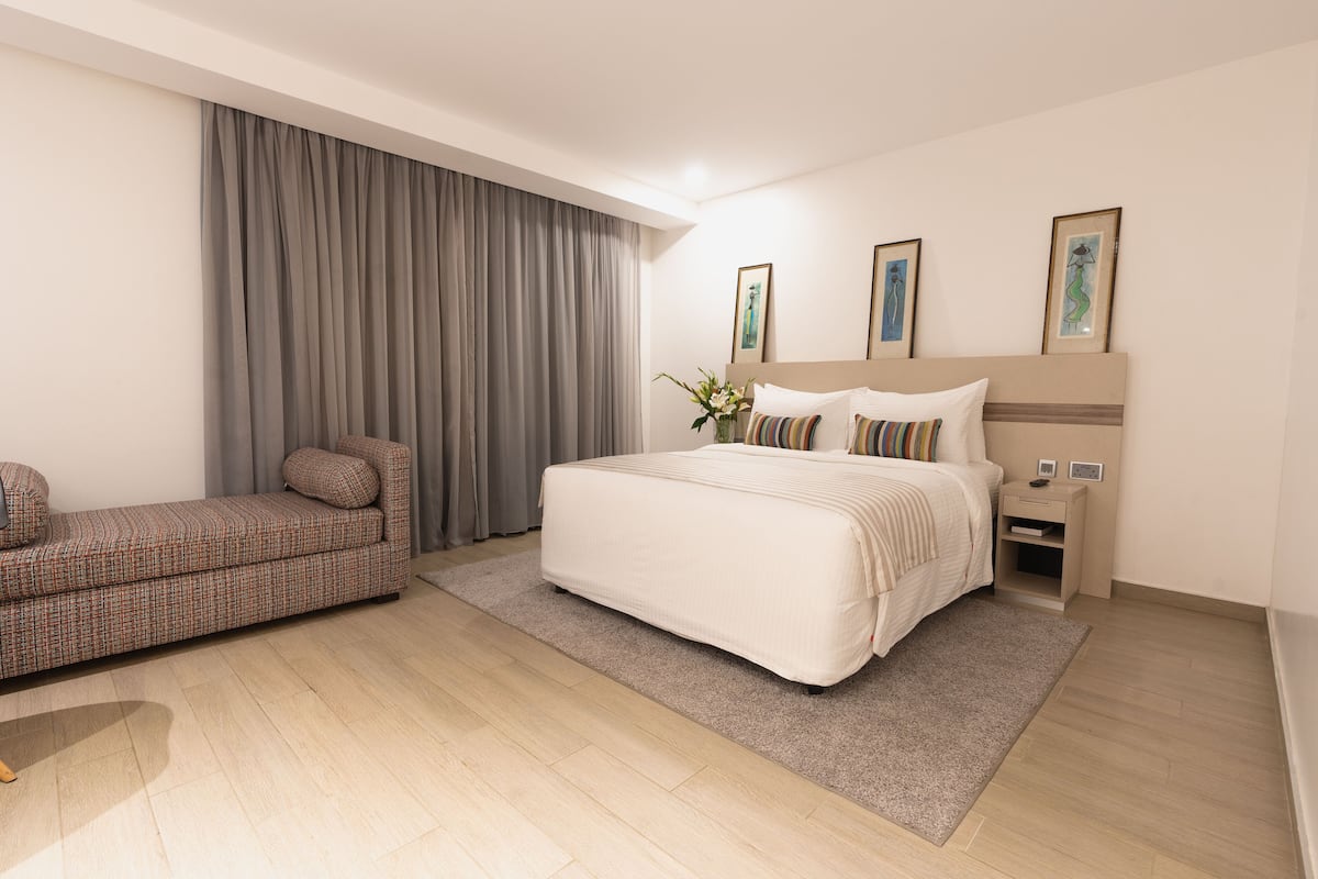 1 kamar tidur, minibar, dan brankas