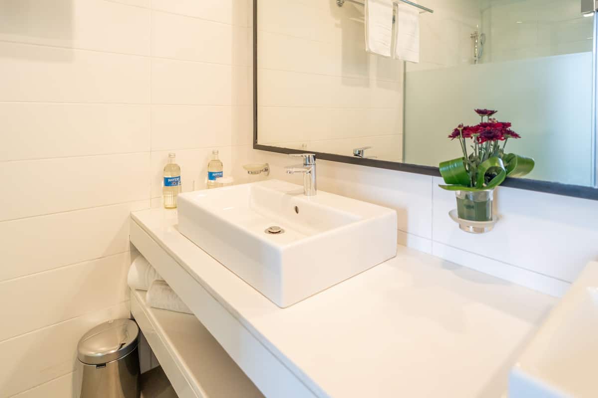 Perlengkapan mandi gratis, jubah mandi, sandal, dan kloset