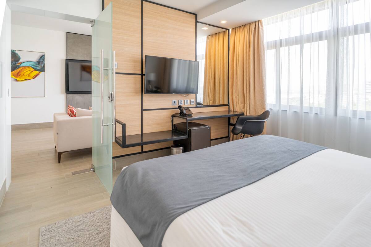 1 kamar tidur, minibar, dan brankas