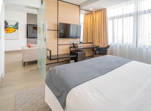 Minibar, coffre-fort, ameublement unique, bureau