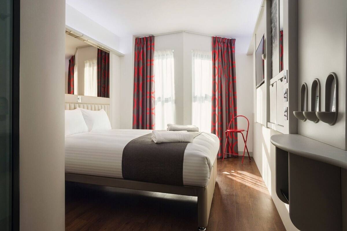 Premium bedding, in-room safe, desk, blackout drapes