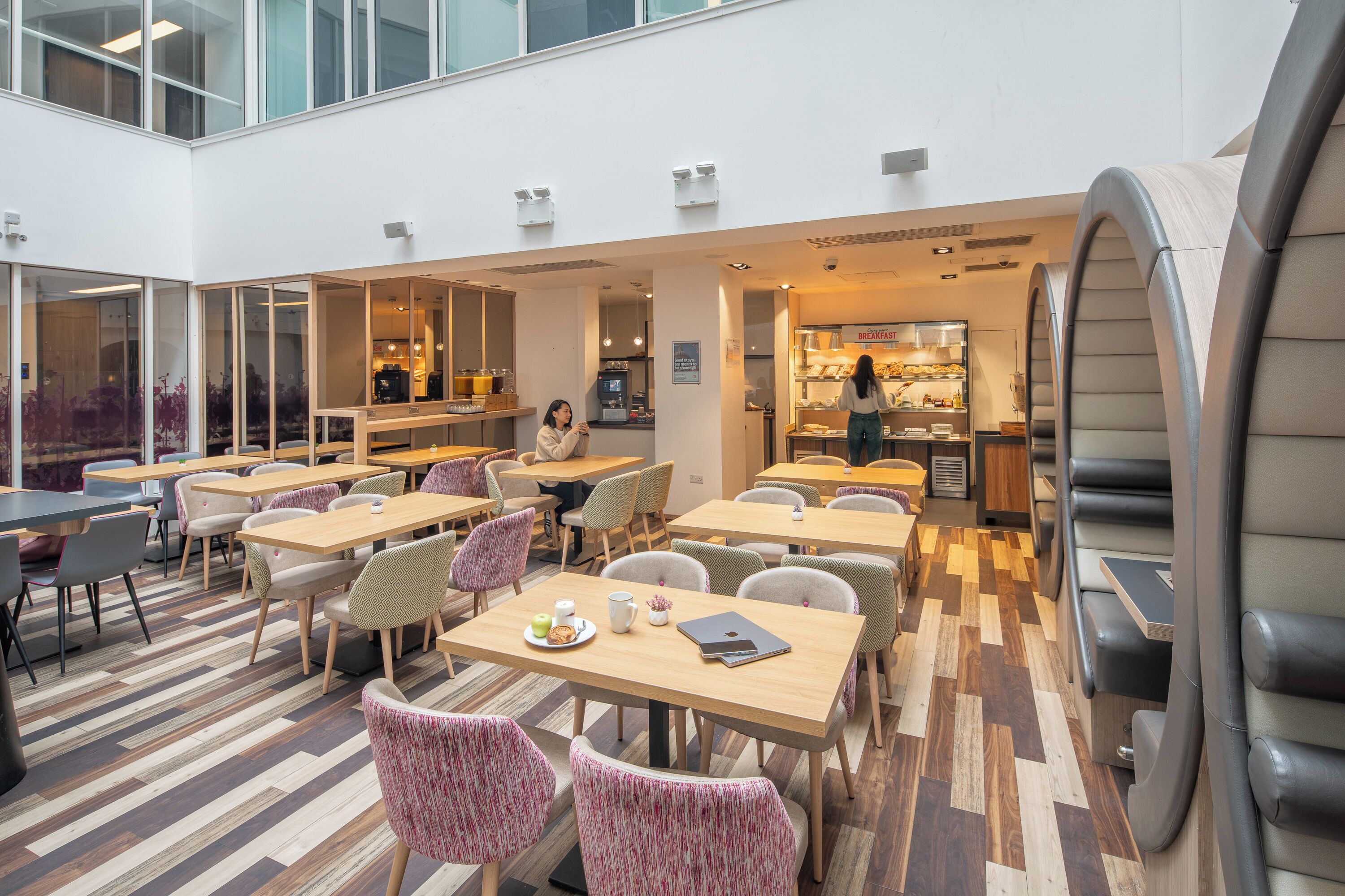 فطور أوروبي يوميًا بتكلفة قدرها (11 GBP للشخص)