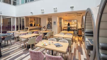 Tägliches kontinentales Frühstück (11 GBP pro Person)