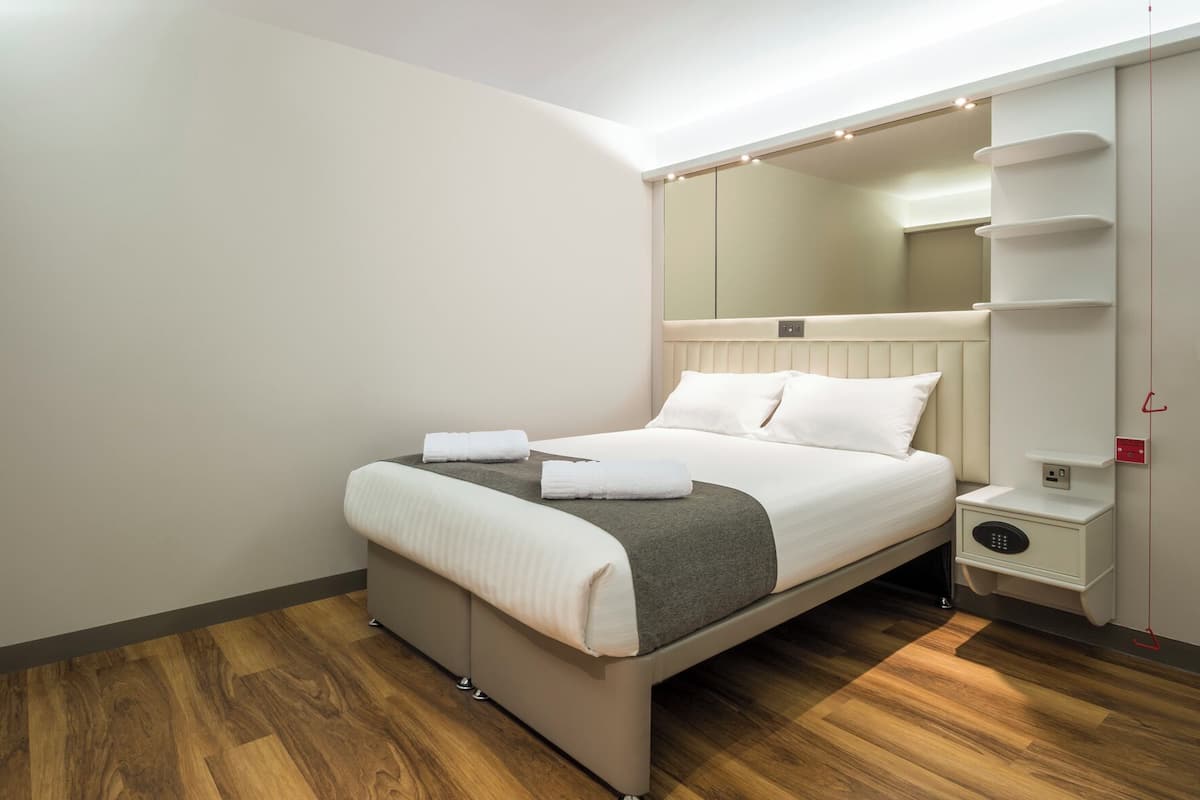 Premium bedding, in-room safe, desk, blackout drapes