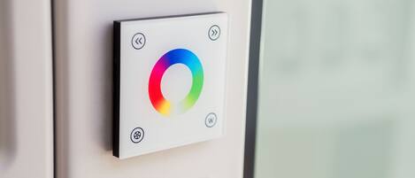 Un panel de control con una rueda de colores y flechas direccionales.