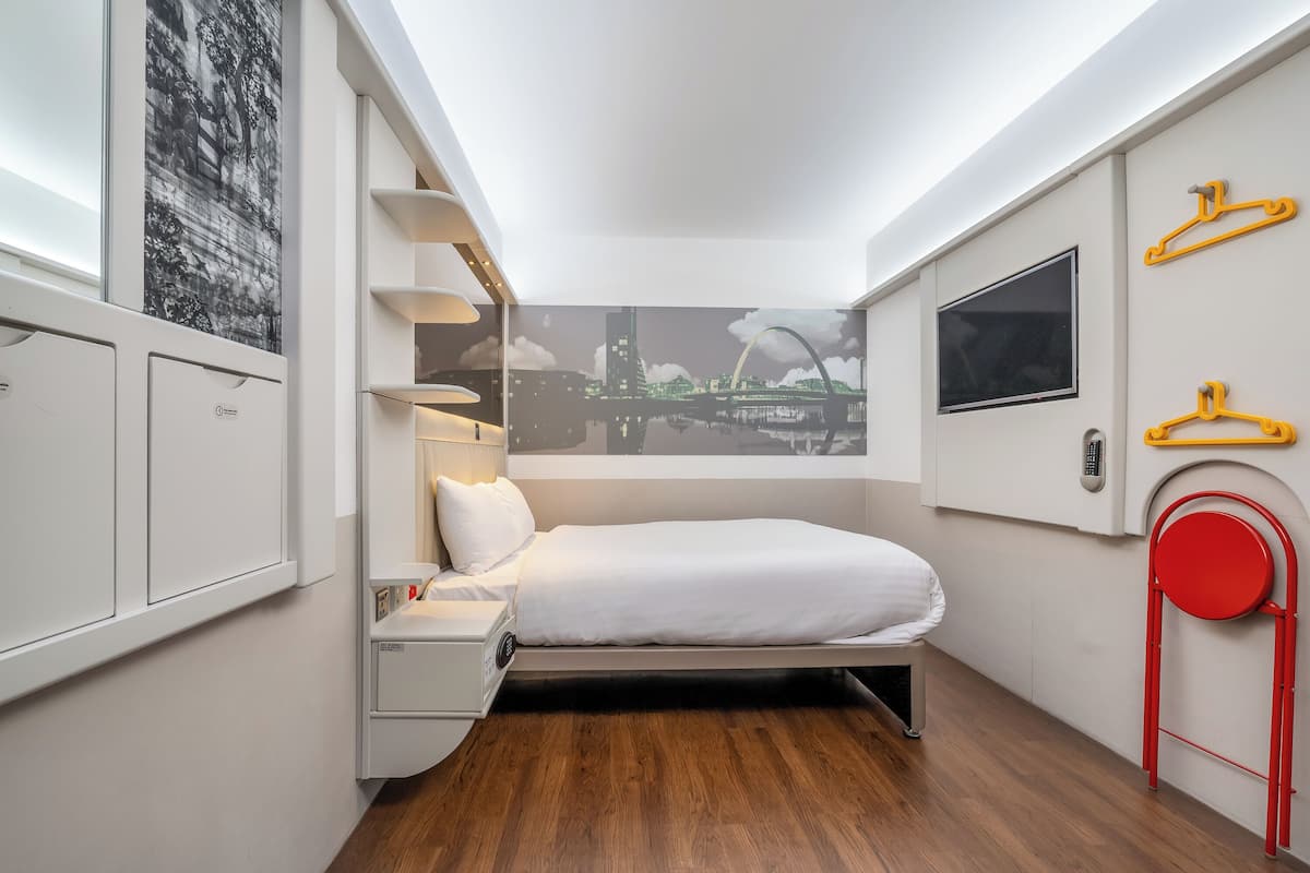 Accessible Double without Window | Sengetøy av topp kvalitet, safe på rommet og skrivebord