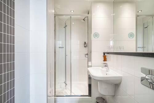 Dusche, kostenlose Toilettenartikel, Haartrockner, Handtücher