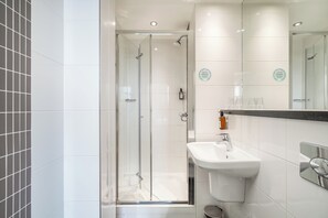 Een douche, gratis toiletartikelen, een haardroger, handdoeken