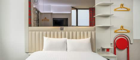 Habitación de hotel con cama, televisión, armario y una silla roja.