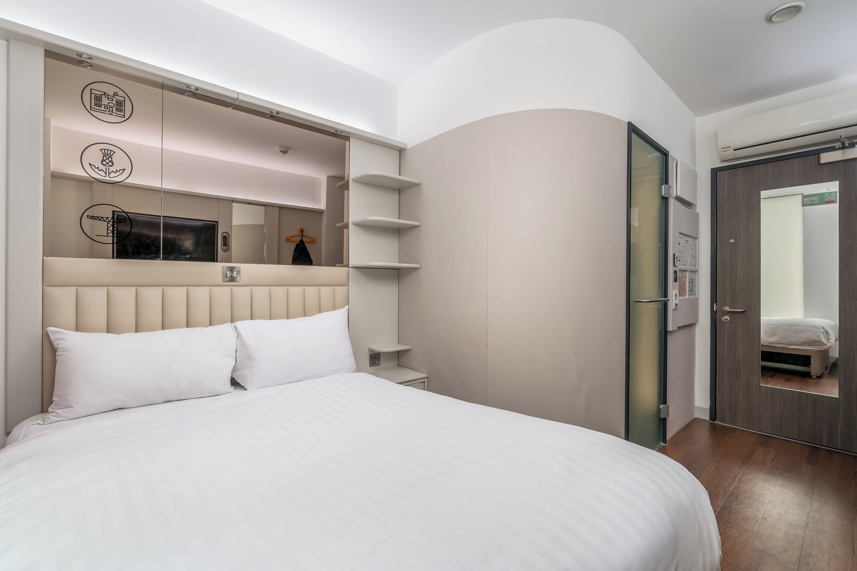 Klassieke tweepersoonskamer | Luxe beddengoed, een kluis op de kamer, een bureau