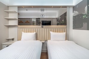 Classic Twin without Window | Luxe beddengoed, een kluis op de kamer, een bureau