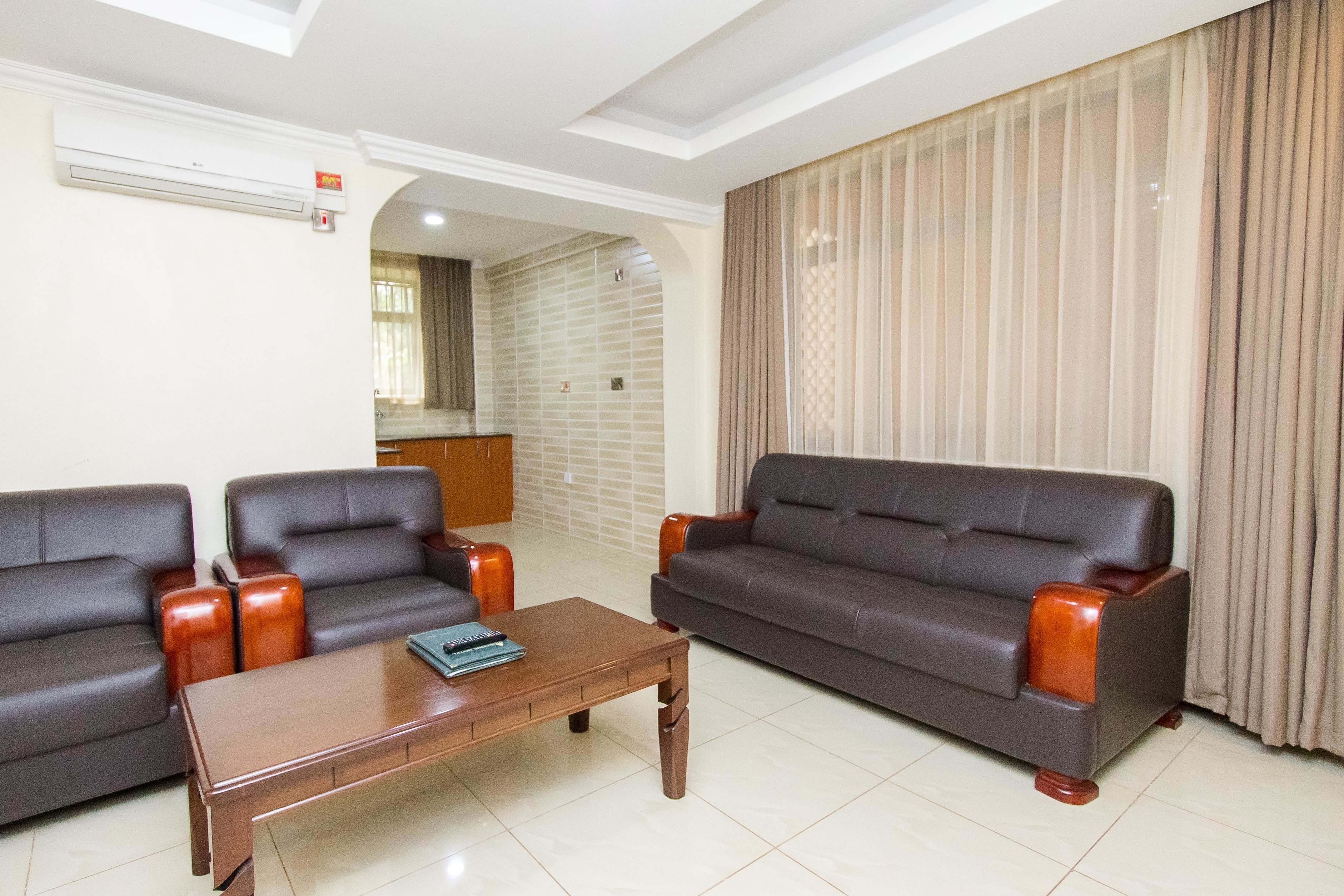 executive double room | living area | tv